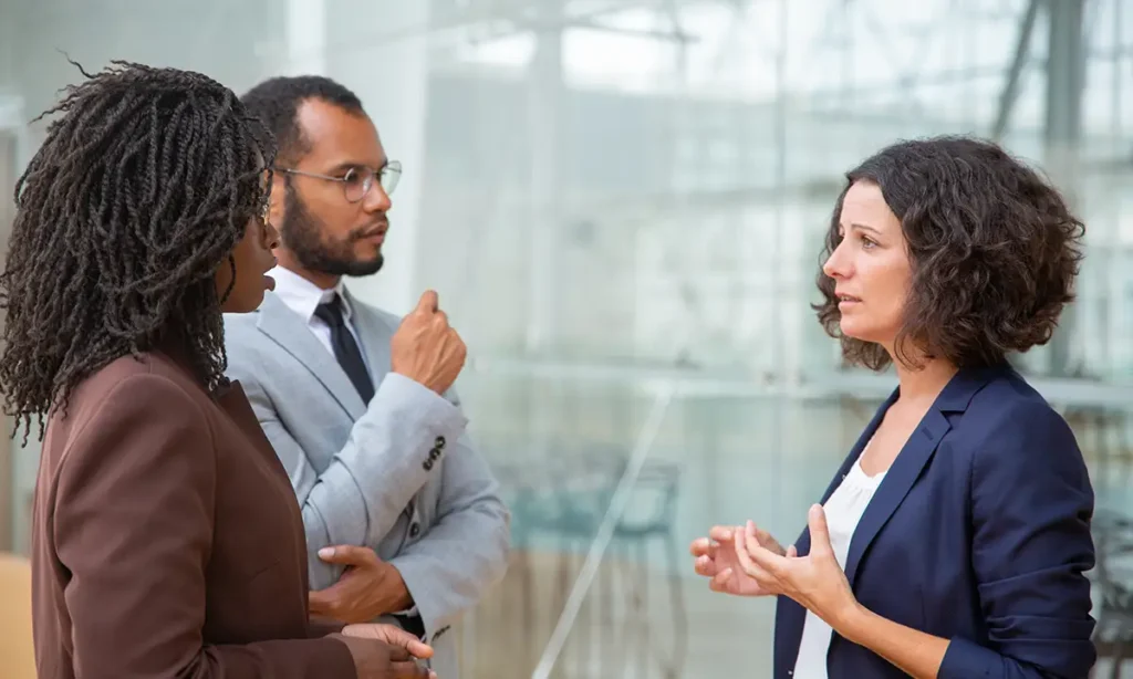 Líder conversando com equipe mostrando escuta ativa e expressão clara